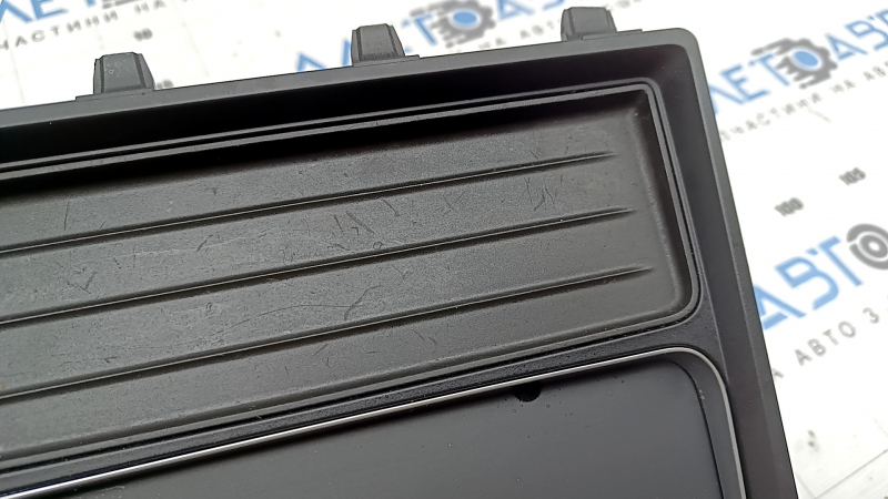 Накладка центральной консоли с подстаканниками BMW 4 F32/33/36 16-20 с ковриком, с 1 ковриком подстаканника, царапины