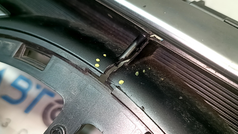 Решетка радиатора grill Hyundai Sonata 15-17 SE сломаны крепления, трещины, без эмблемы