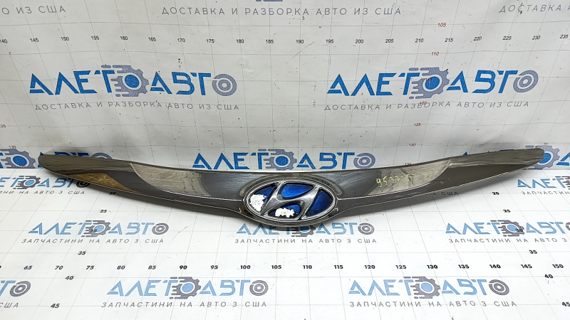 Решетка радиатора grill Hyundai Sonata 11-15 hybrid, с эмблемой, полез лак, песок, сломаны крепления