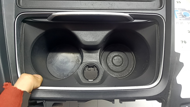 Накладка центральной консоли с подстаканниками BMW 4 F32/33/36 16-20 с ковриком, с 1 ковриком подстаканника, царапины
