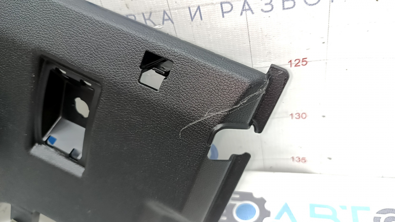Накладка передней панели пространства ног пассажира Hyundai Sonata 11-15 черная, царапины