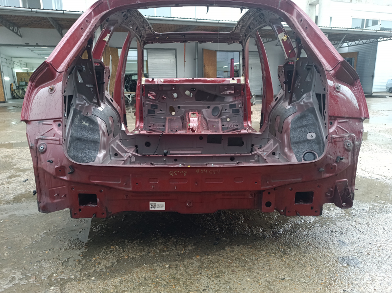 Задняя панель Audi Q5 80A 18-24 2 части, на кузове, красная