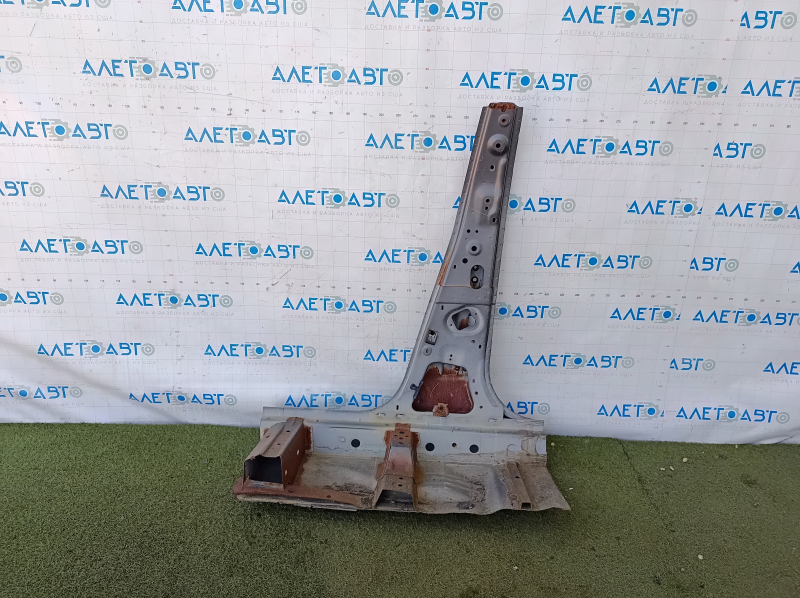 Стойка кузова центральная правая Nissan Versa 12-17 отпилена, тычки, вмятина