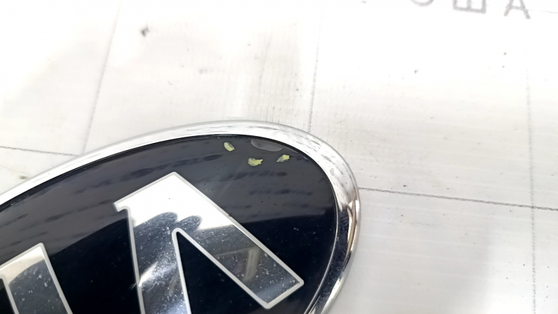 Эмблема значок KIA переднего бампера Kia Niro 17-22 воздух по кромке, тычки, сломана направляйка