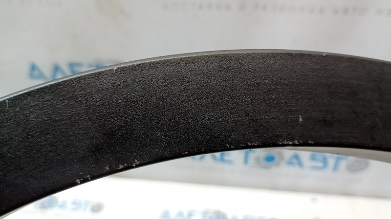 Крупный план царапины на накладке арки крыла BMW X1 F48 2016-2022.