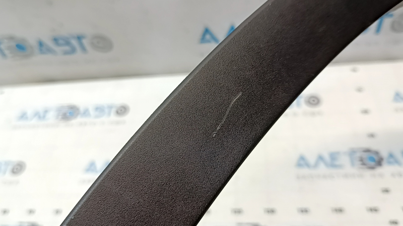 Деталь с видимыми дефектами на накладке арки крыла BMW X1 F48 2016-2022.