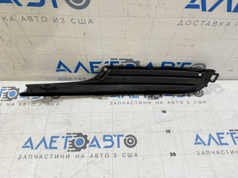 Решетка переднего бампера правая VW Golf 15-17 без хром