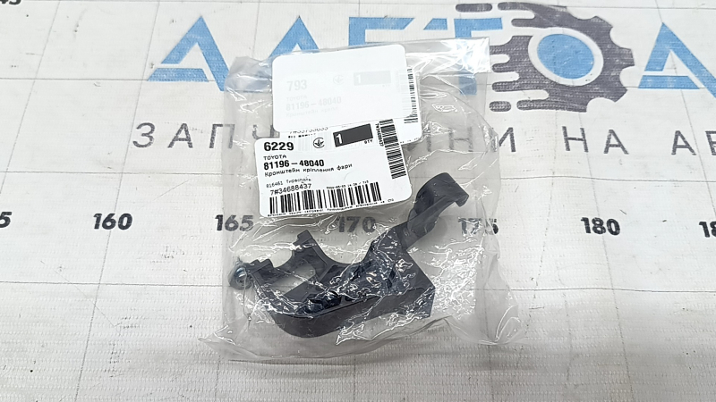 Крепление левой фары нижнее внешнее Lexus RX300 RX330 RX350 RX400h 04-09
