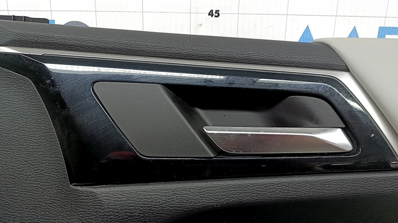 Обшивка двери карточка передняя правая Mitsubishi Outlander 22-23 черная с серой кожей, с подлокотником кожа серая, с ручкой, царапины, под химчистку, царапины
