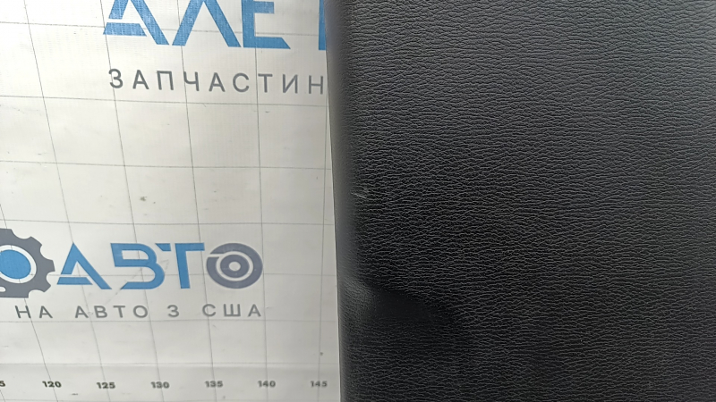 Накладка центральной стойки нижняя левая Mitsubishi Outlander 22-26 черная, с заглушкой, царапины