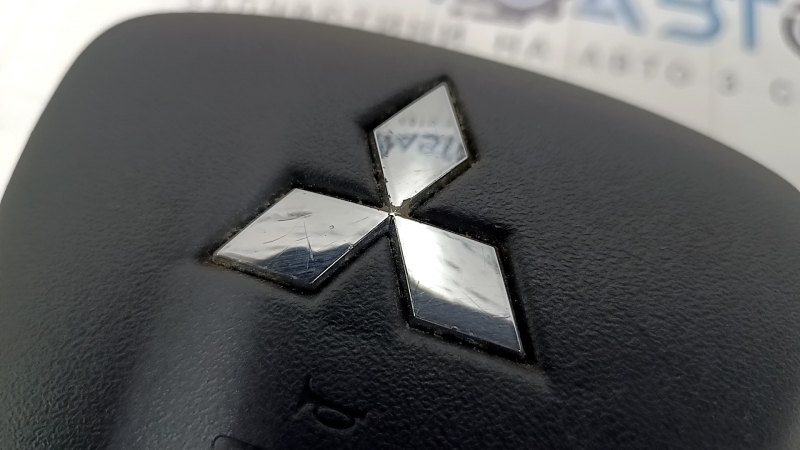 Подушка безопасности airbag в руль водительская Mitsubishi Outlander 22-26 черная, царапины, полез хром
