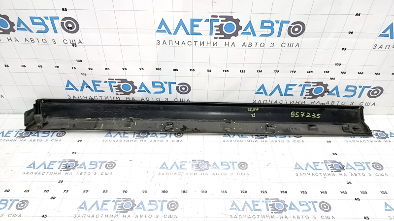 Накладка двери нижняя передняя левая Mitsubishi Outlander 22-24 серебро, сломаны крепления, царапины