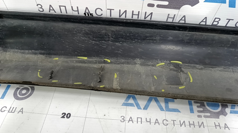 Накладка двери нижняя передняя левая Mitsubishi Outlander 22-24 серебро, сломаны крепления, царапины