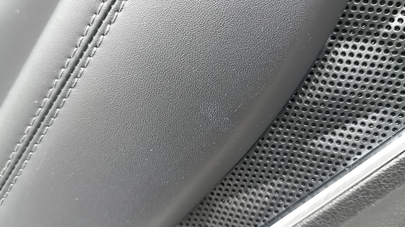 Обшивка двери карточка задняя левая Hyundai Santa FE 21-23 черная, под шторку, Harman Kardon, с накладкой под подогрев, вставка и подлокотник кожа черная, под чистку, царапины