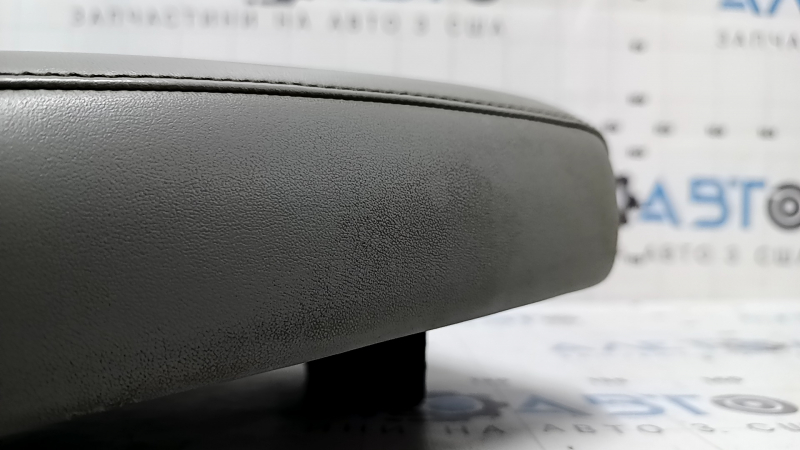 Подлокотник Mitsubishi Outlander 22-26 кожа серая, царапина, под химчистку, сломаны крепления