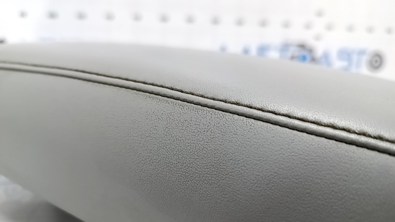 Подлокотник Mitsubishi Outlander 22-26 кожа серая, царапина, под химчистку, сломаны крепления