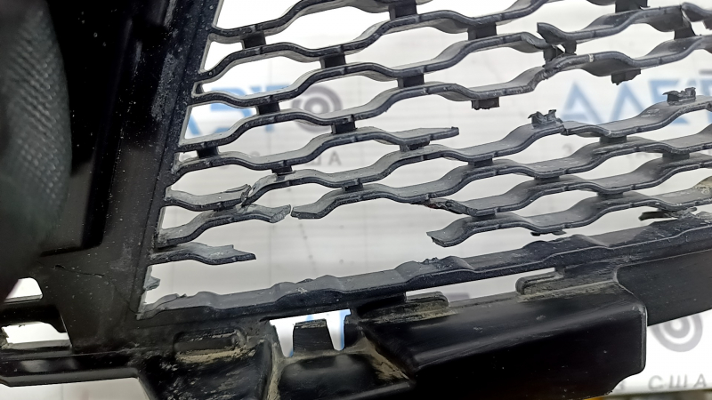 Нижняя решетка переднего бампера Land Rover Range Rover Velar 18-20 без камеры и радара, треснута, отсутствуют фрагменты