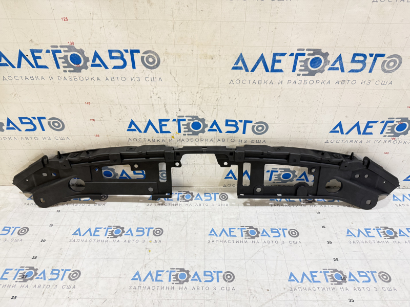 Крепление решетки радиатора верхнее Mazda 3 14-16 BM дорест