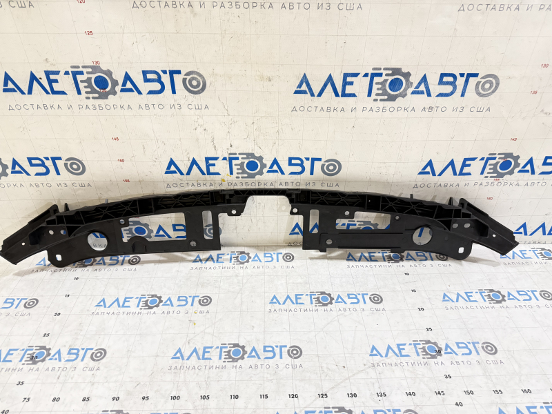 Крепление решетки радиатора верхнее Mazda 3 14-16 BM дорест