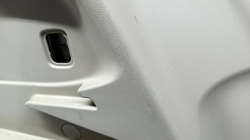 Обшивка арки левая Nissan Rogue 17-18 бежевая под 2 ряда, с накладкой и заглушками, царапины