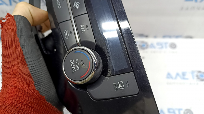 Управление климат-контролем Nissan Rogue 17-20 auto, царапины