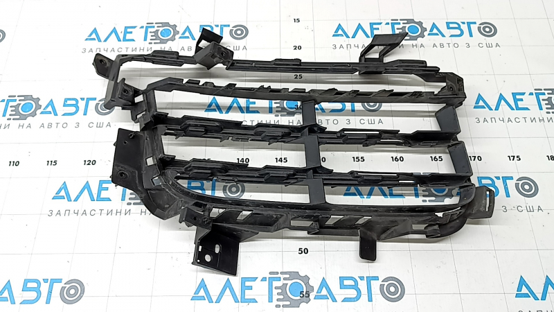 Решетка переднего бампера правая Porsche Cayenne 19-23 структура, Base
