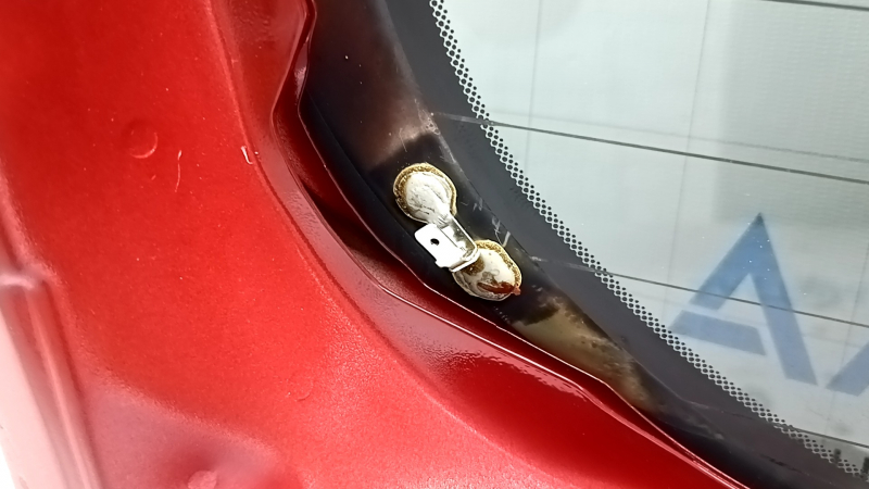Дверь багажника голая со стеклом Kia Sportage 17-22 тонировка, красный A3R, царапина на стекле