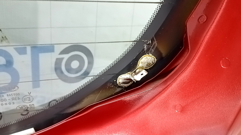 Дверь багажника голая со стеклом Kia Sportage 17-22 тонировка, красный A3R, царапина на стекле