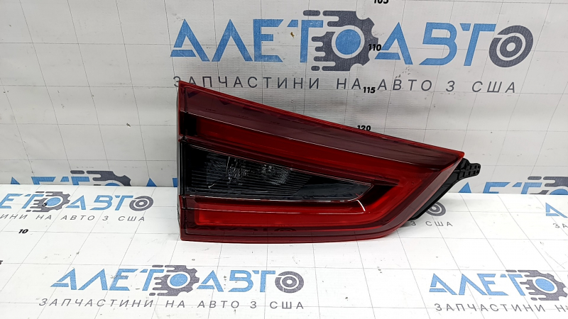 Фонарь внутренний дверь багажника левый Nissan Rogue Sport 20-22 царапины