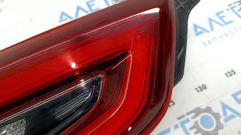 Фонарь внутренний дверь багажника левый Nissan Rogue Sport 20-22 царапины