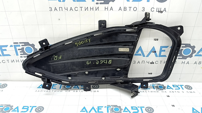 Решетка переднего бампера правая Ford Edge 19-24 под ПТФ, черный глянец с хром молдингом, песок
