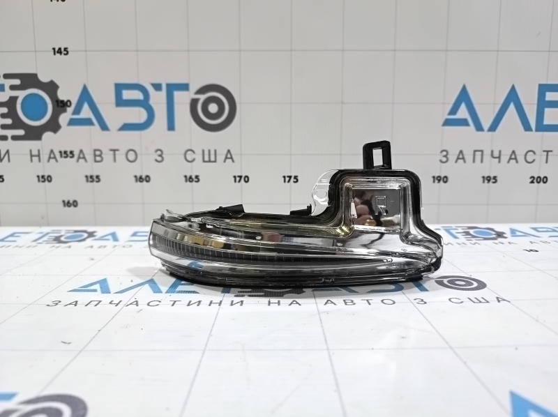 Повторитель поворота правого зеркала Toyota Rav4 19-25