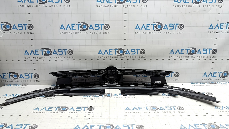 Грати радіатора grill VW Jetta 25-26 без емблеми