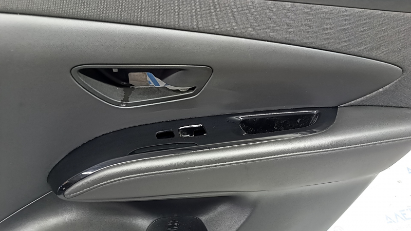 Обшивка двери карточка задняя правая Hyundai Tucson 22-24 черная с черной вставкой ткань, подлокотник черный кожа, хром молдинг с черным глянцем, царапины, под химчистку, в копоти