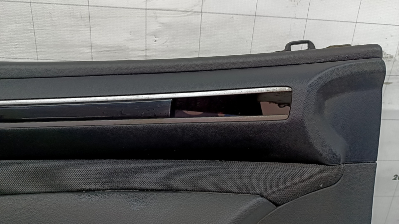 Обшивка двери карточка передняя левая Hyundai Tucson 22-24 черная с черной вставкой ткань, подлокотник черный кожа, хром молдинг с черным глянцем, Bose, под кнопку памяти сидения, царапины, под химчистку, в копоти