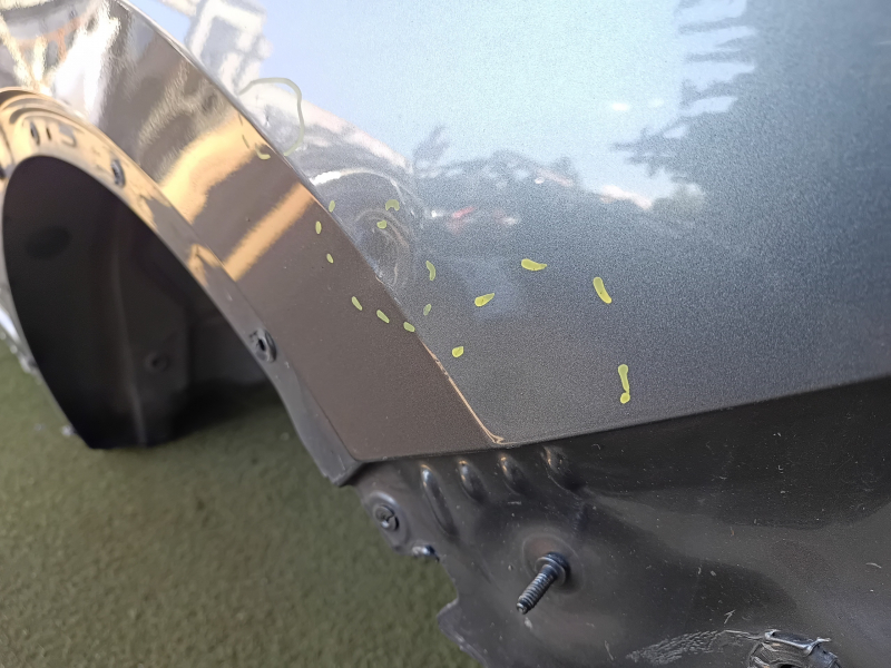 Отражение краски и дефекты на задней четверти кузова Volkswagen Tiguan 2018–2024, набор отметок на панели.