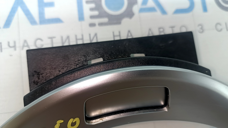 Накладка кнопки открытия подлокотника центральной консоли Mercedes GLC 16-20 хром, тычки