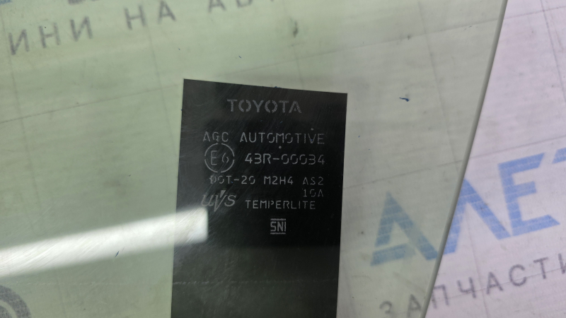 Стекло двери передней левой Toyota Rav4 19-24 желтый оттенок