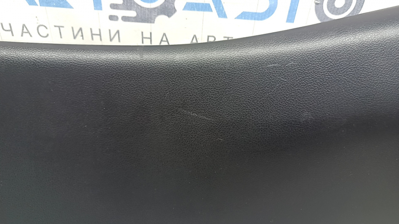Обшивка двери багажника центральная Toyota Prius 50 16-22 черная под дворник, потерта