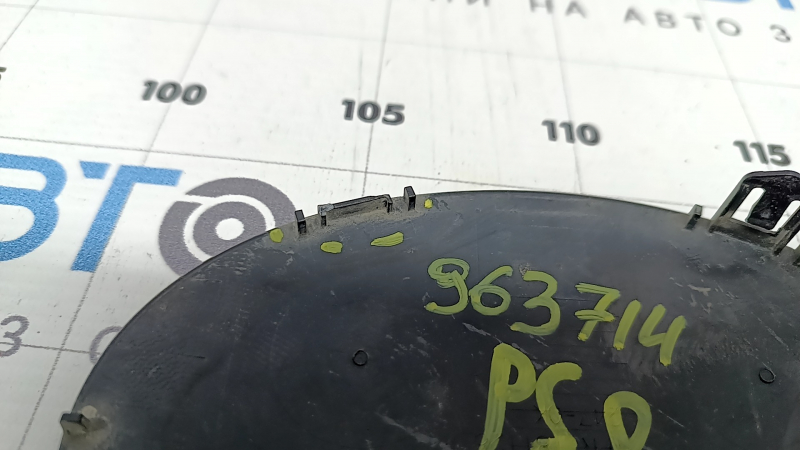 Эмблема решетки радиатора Toyota Prius 50 16-18 под радар, под полировку, сломаны крепления