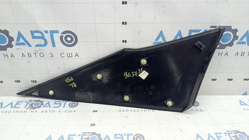 Заглушка крыла задняя левая Toyota Prius 50 16-22 черный глянец, царапины