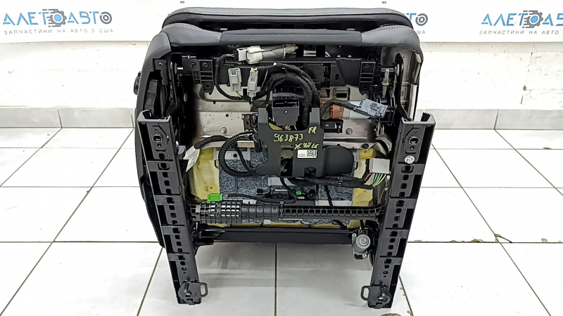 Пассажирское сидение Volvo XC90 16-17 с airbag, электрическое, подогрев, кожа черная наппа, R-Design, примято, царапина