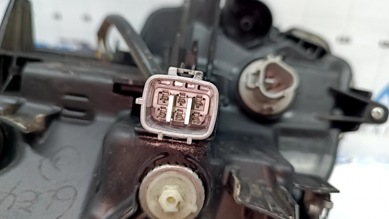 Фара передняя левая Toyota Prius 50 16-18 LED под полировку, царапины, сломано крепление
