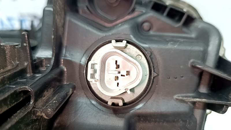 Фара передняя левая Toyota Prius 50 16-18 LED под полировку, царапины, сломано крепление
