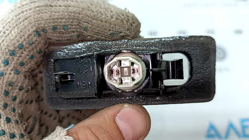 Подсветка номера двери багажника правая Toyota Prius V 12-17