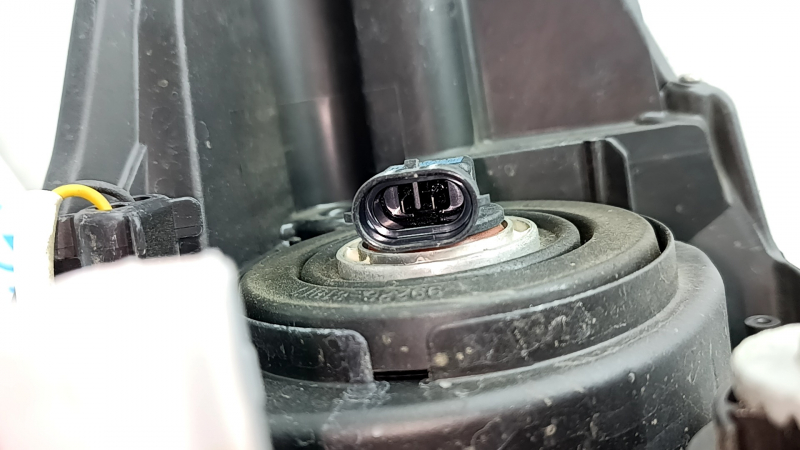 Фара передняя левая Toyota Prius V 15-17 голая, галоген, под полировку, сломано крепление