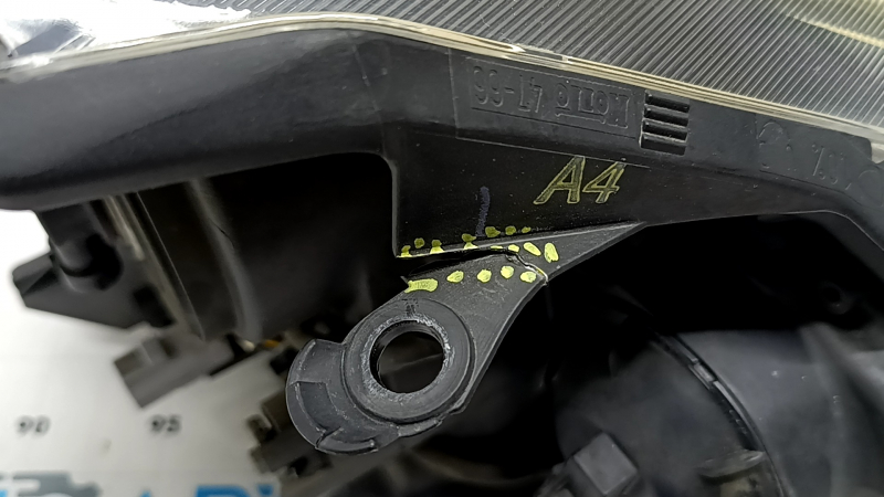 Фара передняя левая Toyota Prius V 15-17 голая, галоген, под полировку, сломано крепление