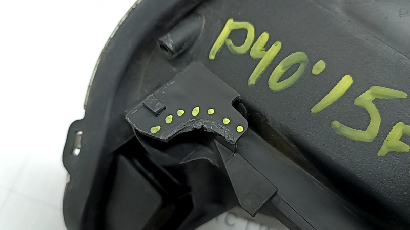 Фара передняя левая Toyota Prius V 15-17 голая, галоген, под полировку, сломано крепление
