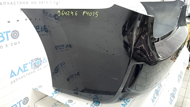 Бампер задний голый Toyota Prius V 12-17 без губы, черный, вмятины, царапины