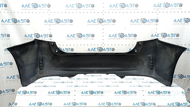 Бампер задний голый Toyota Prius V 12-17 без губы, черный, вмятины, царапины